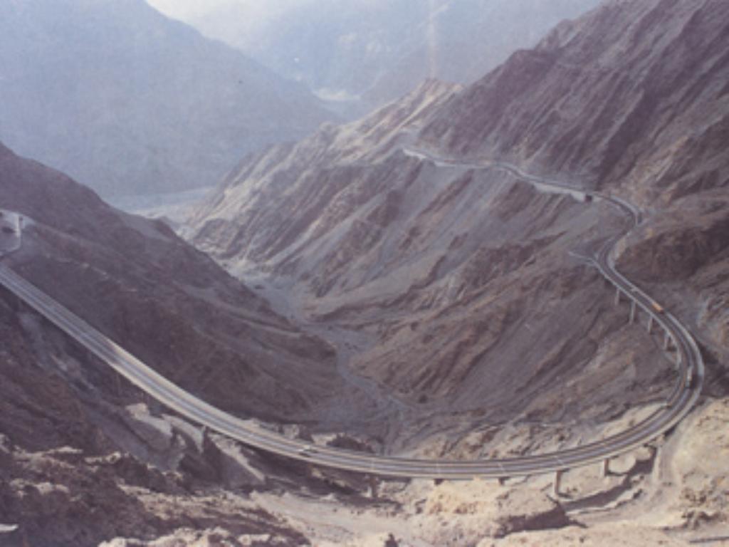 山谷中蜿蜒的高架公路